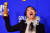 제77회 골든글로브 시상식에서 '더 페어웰'로 아시안계 배우로는 처음으로 영화 부문 여우주연상을 수상한 아콰피나. [AFP=연합뉴스]