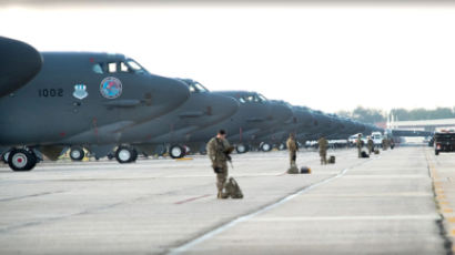美공군 B-52 폭격기 대기 사진 공개..."2대 인도양으로 출격" 