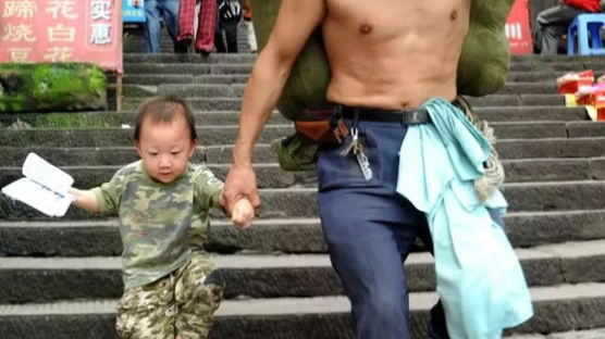 [사진] 아빠가 짊어진 삶의 무게는 하루 1t … 중국 울린 짐꾼 부자