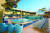크루즈 데크에 있는 야외 수영장. 일광욕을 즐기기 좋다. [사진 롯데관광]