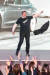  일론 머스크 테슬라 CEO가 7일 중국 상하이 기가바이트 테슬라 생산공장에서 열린 모델3 인도식에서 춤을 추고 있다. 입고 있던 자켓을 벗어던지자 참석자들이 환호하고 있다. [AFP=연합뉴스]