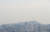 지난 5일 오후 청운동에서 바라본 서울 하늘이 약간 뿌옇다.   이날 서울의 미세먼지(PM 10) 농도는 '보통' 수준이었지만 초미세먼지(PM 2.5)는 대체로 '나쁨' 수준을 보였다. [연합뉴스]