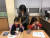 박은하 봉은초 교사가 지난 8일 학교 신입생 오리엔테이션에 참석한 학생들에게 색칠공부 지도를 하고 있다. 전민희 기자