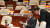 심재철 자유한국당 원내대표(왼쪽)가 지난해 12월 16일 국회에서 열린 의원총회에 참석해 김재원 정책위의장(오른쪽)과 대화하고 있다. [중앙포토]