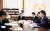문재인 대통령이 지난해 11월 8일 오후 청와대 본관 집무실에서 이성윤 검찰국장(오른쪽에서 두번째)으로부터 업무 보고를 받고 있다. [사진 청와대]
