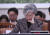 강경화 외교부 장관이 지난해 11월 7일 오후 국회에서 열린 외교통일위원회 전체회의에서 의원들의 질의를 받아적고 있다. 임현동 기자