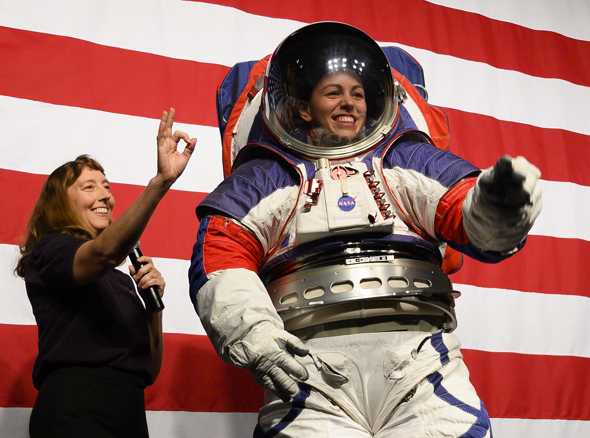 지난해 10월 차세대 우주복을 공개 행사가 열린 미 워싱턴 나사 본부에서 여성 우주인 크리스틴 댄스가 신형우주복인 'xEMU'(Exploration Extravehicular Mobility Unit)를 입고 있다. [AFP=연합뉴스]