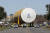 차세대 로켓 우주발사시스템(SLS)이 8일(현지시간) 미 뉴올리언스 미슈드 조립시설을 나와 나사의 페가수스 바지선으로 이동하고 있다. [EPA=연합뉴스]
