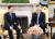  2018년 3월 정의용 청와대 국가안보실장이 미국 워싱턴 백악관 오벌오피스에서 도널드 트럼프 대통령을 만나 김정은 북한 국무위원장의 메시지를 전하고 있다. [중앙포토]