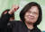 차이잉원 총통이 11일 밤 재선이 확정된 뒤 주먹을 불끈 쥐며 국민들에게 화답하고 있다. [EPA=연합뉴스]