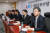 새로운보수당 유승민 보수재건위원장(오른쪽)이 13일 오전 서울 여의도 국회에서 열린 당대표단 회의에서 참석자의 발언을 듣고 있다. [연합뉴스]