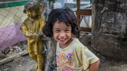 필리핀 ‘무덤 마을’에서 만난 아이들의 해맑은 웃음