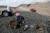 아라비아 사막의 원주민이 물담배를 피우며 경주를 지켜보고 있다. 이들의 삶은 고요하고 자동차 경주는 요란하다. [REUTERS=연합뉴스]