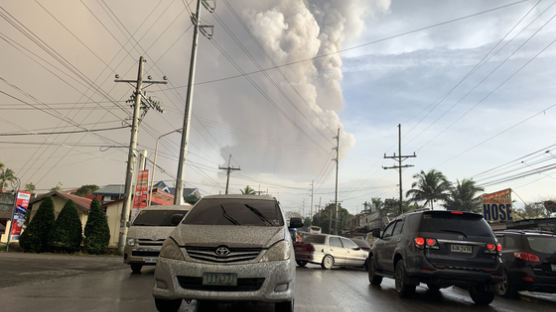 필리핀 마닐라 공항 덮친 화산재···운행 올스톱, 6000명 대피
