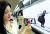 서울 마포구 6호선 공덕역에서 모델들이 LG유플러스의 5G 기술을 활용해 작품을 증강현실(AR)로 관람하는 ‘U+ 5G 갤러리’ 를 선보이고 있다. [연합뉴스]