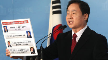청와대 “위법한 수사” 검찰 “박 정부도 협조”