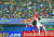 한국 조규성(왼쪽)이 이란 선수와 공중볼을 다투고 있다. 한국은 8강에 진출했다. [연합뉴스]