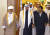 오만의 술탄(이슬람 군주)인 카부스 빈 사이드 알사이드(왼쪽)의 중재로 중동의 숙적이 손을 잡았다. 2007년 12월 3일 카타르의 수도 도하에서 열렸던 걸프협력회의 개막식에 앞서 사우디아라비아의 압둘라 당시 국왕(가운데)이 이란의 마무드 아마디네자드 당시 대통령과 손을 잡고 이동하고 있다. 사우디아라비아는 이슬람 수니파의 중심국가이며 이란은 시아파의 맹주로서 두 나라는 1979년 이란 이슬람 혁명 이후 끊임없이 반복했지만 카부스의 중재로 일시적이지만 화해 분위기를 연출했다. 압둘라 국왕ㅇ과 아마디네자드 대통령은 그해 3월 카부스의 중재로 리야드에서 이슬람혁명 뒤 첫 양국 정상회의를 열었다. [AP=연합뉴스] 