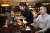 서울 웨스틴조선호텔의 티소믈리에 강다희(30, 가운데)씨가 비타민 블랙 티를 선보이고 있다. 오른쪽 남성이 마시는 차는 말차 플럼. [사진 웨스틴조선호텔]