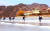  북한 노동신문은 14일 "겨울방학을 즐겁게 보내는 청소년 학생들"이라면서 관련 사진을 공개했다. 스케이트 타는 어린이들. [노동신문=뉴스1]
