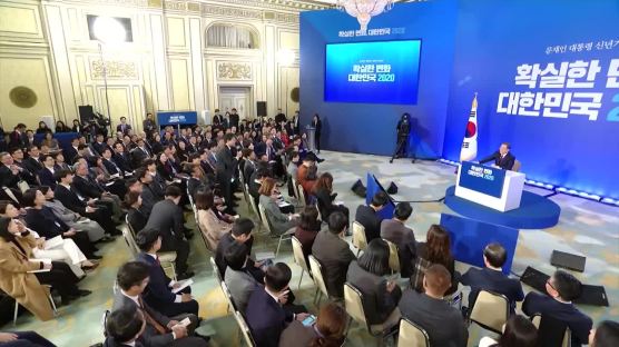 "조국 어떤 사람" 묻자 文대통령 "어···" 반복하며 시선 내렸다