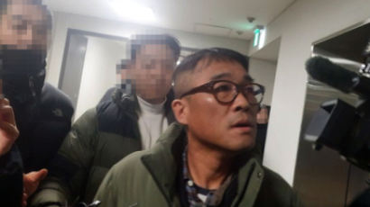 지프차 타고 지하주차장으로…김건모 경찰 출석, 수척한 표정 
