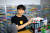 대한민국 최초의 LCP 김성완 작가가 작업실에서 작품을 만들고 있다. [사진 하비앤토이]
