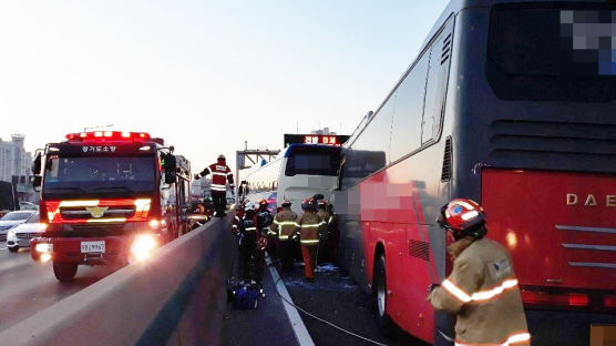 경부고속도로 신갈IC 부근서 버스 5중 추돌…16명 부상 