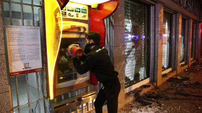 [서소문사진관]화폐가치 60% 급락·경제 위기 항의, 은행 공격하는 레바논 시위대