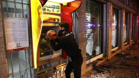 [서소문사진관]화폐가치 60% 급락·경제 위기 항의, 은행 공격하는 레바논 시위대