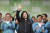 11일 대만 총통 선거에서 민진당 차이잉원(가운데)이 역대 최다득표로 재선에 성공했다. 환호하는 지지자들에 둘러싸인 차이가 답례하고 있다. [타이베이 AP=연합뉴스]