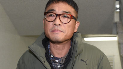'성폭행 의혹' 김건모, 피의자 신분 출석…질문엔 묵묵부답