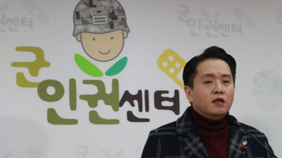 "트랜스젠더 부사관, 여군으로 복무 희망···전역 처리땐 소송"