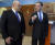 내각 총사퇴를 선언한 드미트리 메드베데프(오른쪽) 러시아 총리와 새로운 총리로 지명된 미하일 미슈스틴(오른쪽) 연방국세청장의 모습. [AP=연합뉴스]