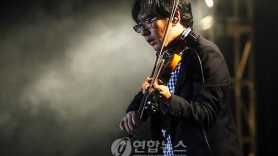 '바이올리니스트 유진박 사기·착취 혐의' 매니저 영장 기각