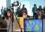 인천국제공항 제2터미널에서 입국객들이 체온을 측정하기 위한 열화상카메라 앞을 지나고 있다. [연합뉴스]