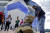 볼리비아 기자와 시민들이 13일(현지시간) 코차밤바 키야코요 경기장 앞에서 철거된 에보 모랄레스 전 대통령의 흉상을 촬영하고 있다. [AFP=연합뉴스]