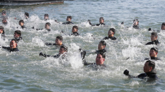 [서소문사진관]겨울바다를 달린다 …해난구조전대 혹한기 훈련