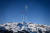 스위스 벵겐에서 열리는 스키 월드컵을 앞두고 16일(현지시간) 스위스 공군 곡예비행팀과 여객기가 에어쇼를 펼치고 있다.[AFP=연합뉴스] 