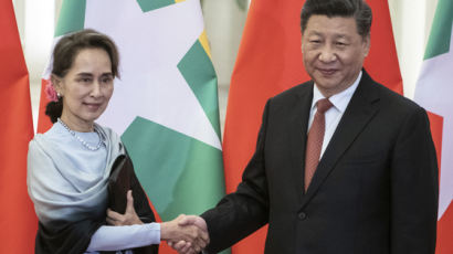 시진핑, 미얀마 방문…미국이 때릴 땐 이웃 친구 늘려야