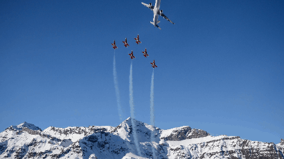 [서소문사진관] 여객기가 이끈 스위스 곡예 비행팀, 알프스 배경으로 화려한 에어쇼