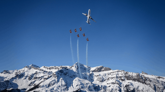 [서소문사진관] 여객기가 이끈 스위스 곡예 비행팀, 알프스 배경으로 화려한 에어쇼