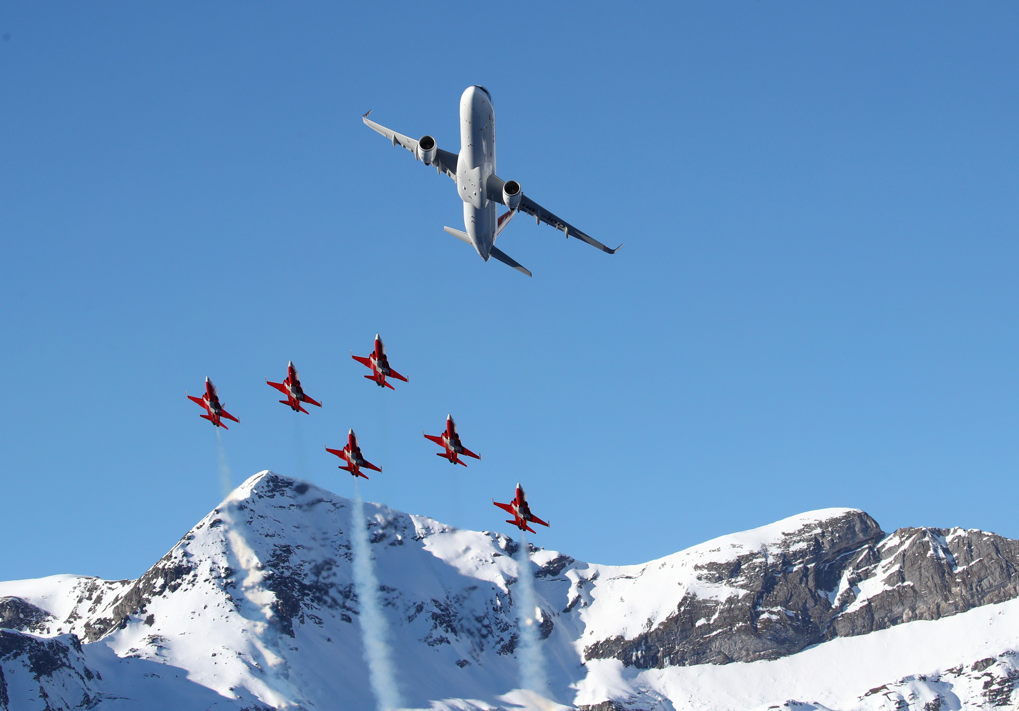 스위스 벵겐에서 열리는 스키 월드컵을 앞두고 16일(현지시간) 스위스 공군 곡예비행팀과 여객기가 에어쇼를 펼치고 있다.[로이터=연합뉴스] 