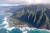 카우아이는 하와이 8개 유인도 가운데 화산 폭발로 가장 먼저 생긴 섬이다. 면적 70% 이상이 사람이 살 수 없는 험한 산지이지만 그만큼 드라마틱한 풍광도 많다. 기이한 해안절벽이 펼쳐진 나팔리 코스트를 헬기에서 내려봤다.