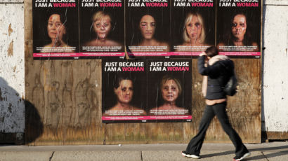 구타당한 미셸 오바마?…멍들고 상처난 유명인사 얼굴 포스터 화제