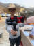 스마트폰을 촬영 카메라로 쓰는 농튜브 박광묵씨. 경북 청도군 자신의 농장에서 유튜브 촬영에 대해 시범을 보이고 있다. 김윤호 기자