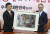 자유한국당 김형오 공천관리위원장(오른쪽)이 17일 국회에서 황교안 대표에게 박지오 화백의 그림을 선물하고 있다.    임현동 기자