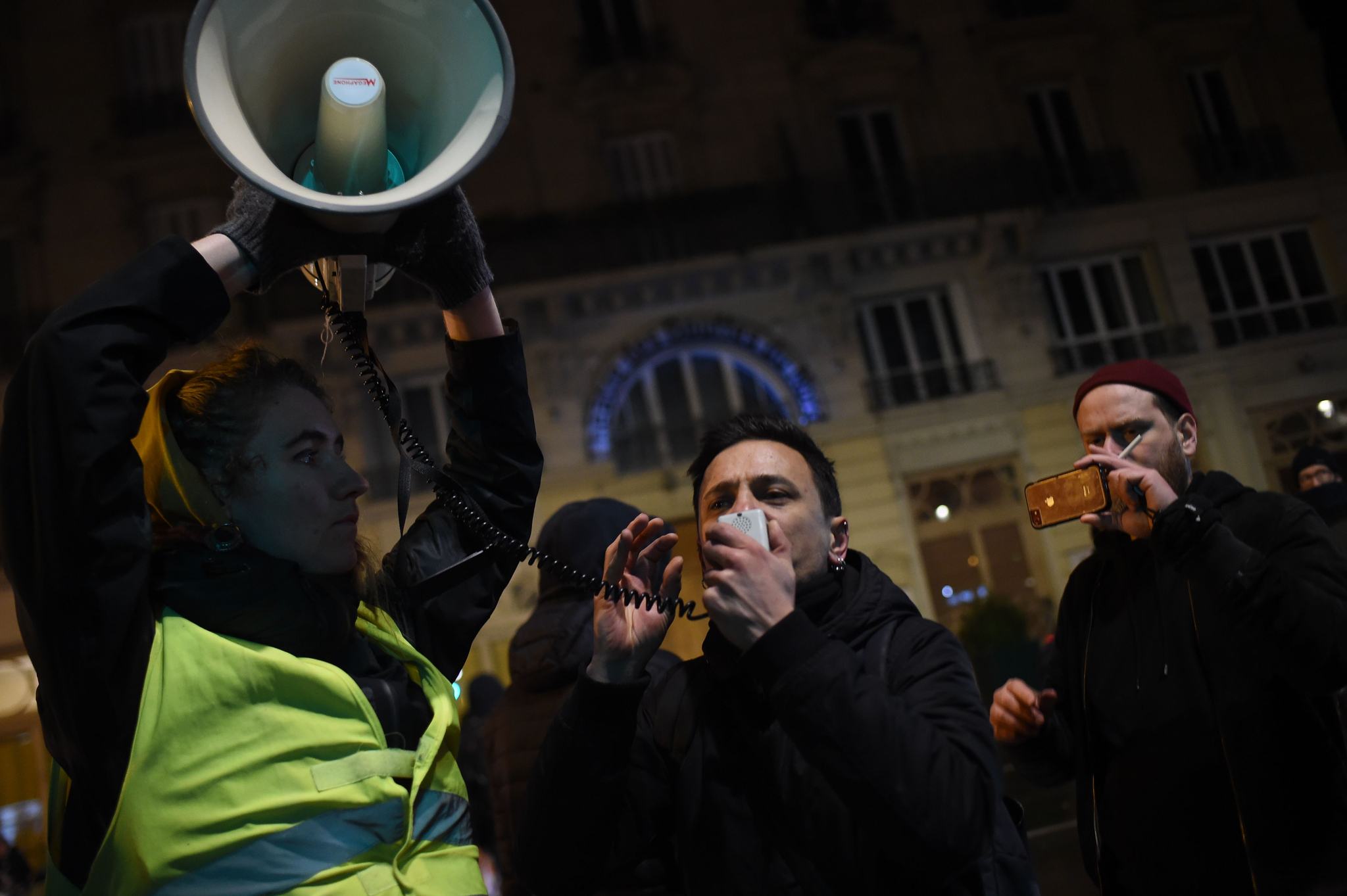 프랑스 정부 연금 개편에 반대하는 시위대가 17일(현지시간) 파리 북부역 뷔페뒤노르 극장 앞에서 시위를 벌이고 있다. [AFP=연합뉴스]