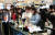 중국 선양 건강식품 제조회사 이융탕(溢涌堂) 임직원 및 관광객들이 10일 오후 서울 용산구 신라아이파크면세점을 찾아 쇼핑을 하고 있다.[뉴시스]