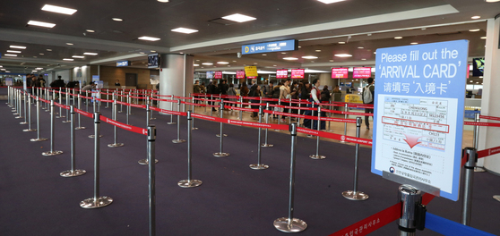 지난 2017년 중국 관광객들이 3일 오전 인천공항에서 입국심사를 받고 있는 모습.[중앙포토]